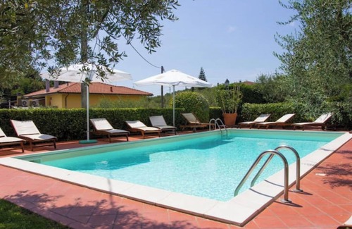 Massa e Cozzile Apartment | Apartment 'Primavera' with Shared Pool, Wi-Fi and Air Conditioning