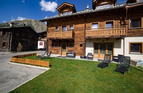 Livigno Apartment | Apartment 'Rasia Residence Relax' with Mountain View, Shared Garden and Wi-Fi
