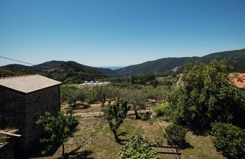 Deiva Marina Apartment | Apartment 'Razzola' with Sea View, Wi-Fi and Air Conditioning