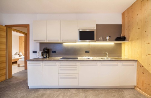 Santa Valburga Apartment | Apartment "Residence Kalchgruberhof Ferienwohnung Fichte" with Lake View, Garden & Wi-Fi