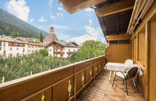 Tesimo Apartment | Apartment "Residenz Kronstein - 7" with Balcony, Shared Garden and Mountain View