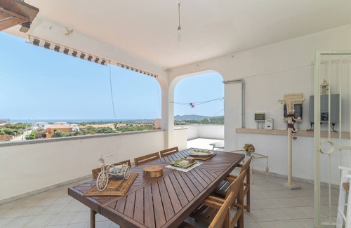 Luddui Apartment | Apartment 'Rifugio Sul Mare' with Sea View, Wi-Fi and Air Conditioning