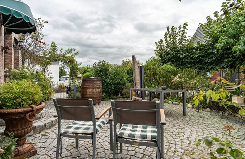 Rees Apartment | Apartment 'Rose Cottage' with Private Terrace, Private Garden and Wi-Fi