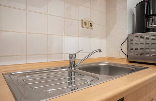 Muritz Apartment | Apartment 'Rosenduft' with Shared Garden, Balcony and Wi-Fi