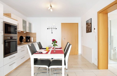 Ihrlerstein Apartment | Apartment 'Rosi' with Balcony and Wi-Fi