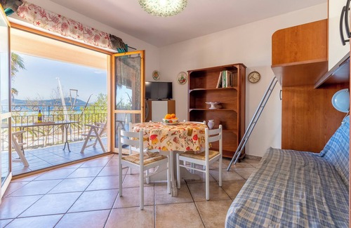 Pivarada Apartment | Apartment "Rosso Marrone" with Sea View, Private Terrace & Wi-Fi