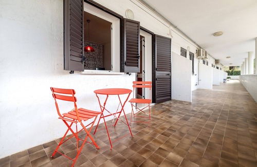 Conca Specchiulla Apartment | Apartment 'Rosso Tramonto' with Shared Terrace, Wi-Fi and Air Conditioning