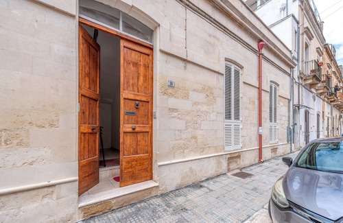 Lecce Apartment | Apartment 'Sanbiagioapartment' with Balcony, Wi-Fi and Air Conditioning