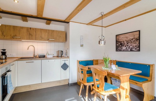 Schienen Apartment | Apartment 'Schienerberghütte' with Private Terrace, Private Garden and Wi-Fi