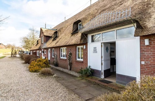 Schobull Apartment | Apartment "Schipp Landen Elsabea" with Sea View, Shared Garden & Wi-Fi