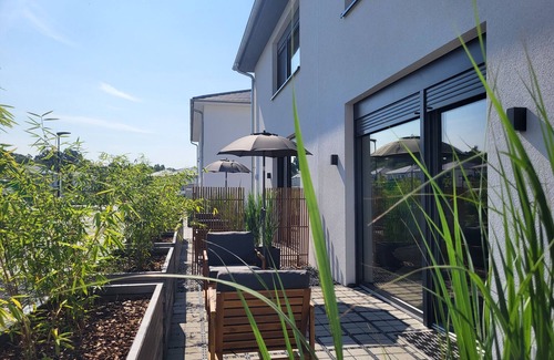 Muldestausee Apartment | Apartment 'Schlossterrassen 8b' with private terrace, shared garden and Wi-Fi