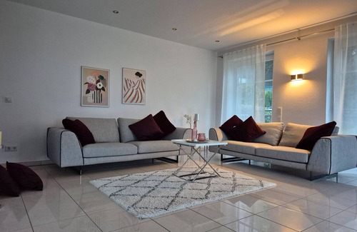 Ortsmitte Apartment | Apartment 'Schmallenberger MauerBlümchen' with Private Terrace and Wi-Fi