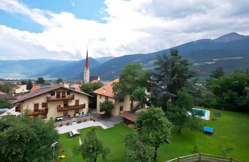 Silandro Apartment | Apartment 'Schnatzhof Typ A5' with Mountain View, Shared Pool and Wi-Fi
