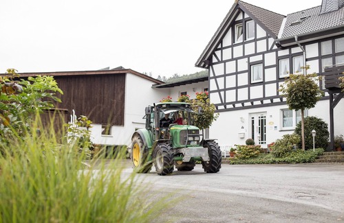 Oberhenneborn Apartment | Apartment 'Schwalbennest, 55qm' with Mountain View, Shared Garden and Wi-Fi