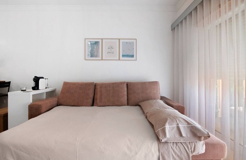 Alporchinhos Apartment | Apartment 'Sea Breeze Of Alporchinhos' with Sea View, Wi-Fi and Air Conditioning