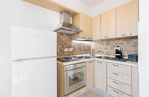 Santa Giusta Apartment | Apartment 'Simonhouse' with Balcony, Wi-Fi and Air Conditioning