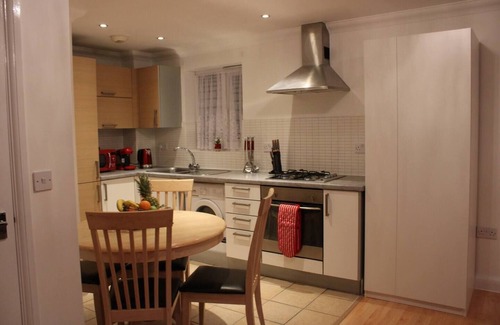 Alibon Apartment | Apartment - Sleeps 2 - Parking - Station Close
