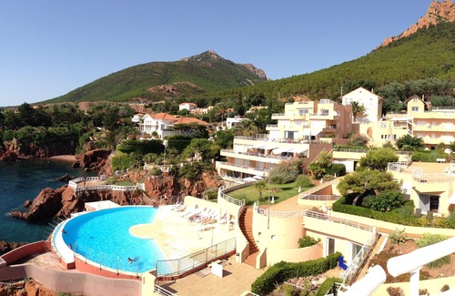 Le Trayas Apartment | Apartment sleeps 5 with sea view and private garden