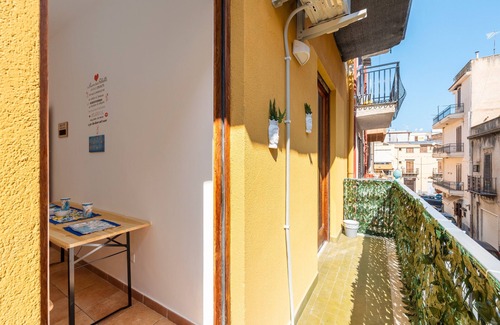 Casteldaccia Apartment | Apartment 'Sole e Amore' with Balcony, Wi-Fi and Air Conditioning