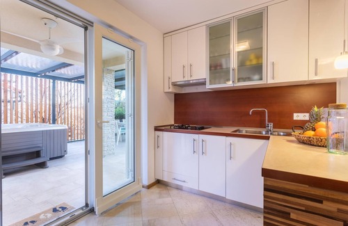 Soline Apartment | Apartment Solinar with Jacuzzi, near the sandy beach