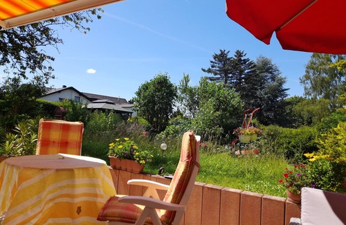 Boverath Apartment | Apartment 'Sonnenblume' with Private Terrace, Private Garden and Wi-Fi