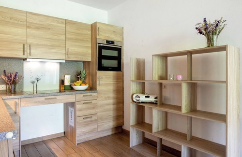 Hofsgrund Apartment | Apartment 'Sport Rees - Ferienwohnung Ulrike' with Mountain View, Private Terrace and Wi-Fi