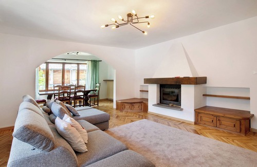 Courmayeur Apartment | Apartment 'Spazioso Appartamento Con Vista' with Mountain View, Shared Garden and Wi-Fi