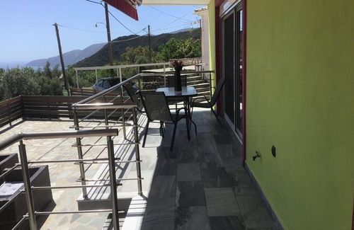 Sivros Apartment | Apartment 'Spiri's House' with Private Terrace, Wi-Fi and Air Conditioning