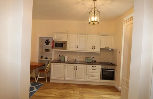 Kinsale Apartment | Apartment-Standard-Private Bathroom-Ref A