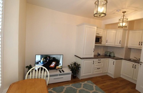 Kinsale Apartment | Apartment-Standard-Private Bathroom-Ref A