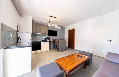 Molos Apartment | Apartment 'Starry Sky Luxury 6' with Shared Terrace, Wi-Fi and Air Conditioning