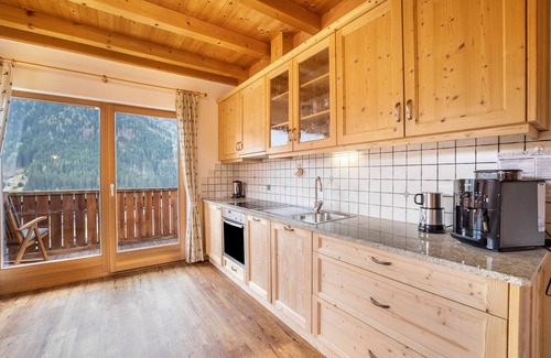 Monguelfo Apartment | Apartment 'Stoffnerhof Apt Alpenrose' with Mountain View, Shared Garden and Wi-Fi