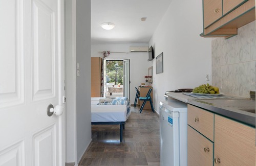 Panormos Apartment | Apartment 'Studio 4' with Mountain View, Wi-Fi and Air Conditioning