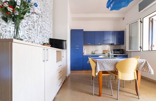 Conca Specchiulla Apartment | Apartment-studio 'Blu Mare' with Shared Garden, Wi-Fi and Air Conditioning