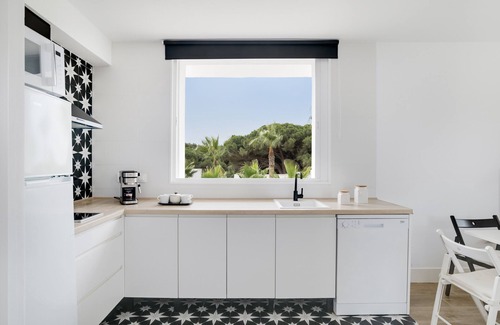 Brena y Marismas de Barbate Natural Park Apartment | Apartment 'Suite 6 In Natural Park' with Shared Pool, Wi-Fi and Air Conditioning
