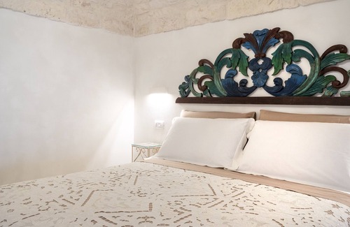 Old Town Cisternino Apartment | Apartment "Suite La Scala Del Borgo" with Private Terrace, Wi-Fi and Air Conditioning