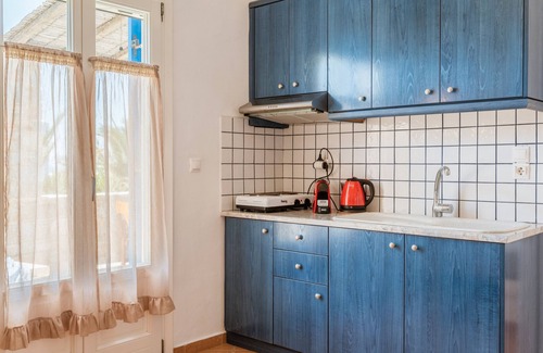 Kini Apartment | Apartment 'Suite No 2' with Sea View, Wi-Fi and Air Conditioning