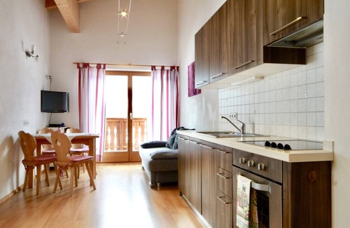 Mareta Apartment | Apartment 'Sunny' with Mountain View, Shared Pool and Wi-Fi