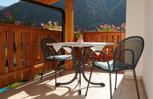 Mareta Apartment | Apartment 'Sunny' with Mountain View, Shared Pool and Wi-Fi