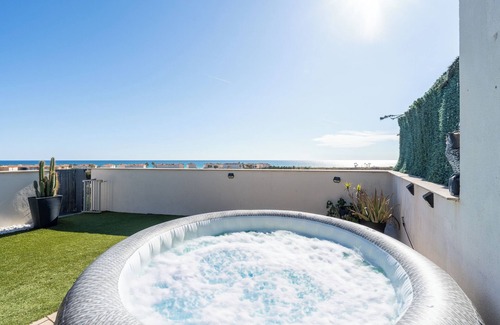 El Vendrell Apartment | Apartment 'Sunset- Spa and Bbq' with Sea View, Wi-Fi and Air Conditioning