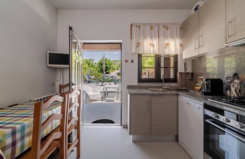 Ponte da Barca Apartment | Apartment 'Superior' with Mountain View, Shared Garden and Wi-Fi