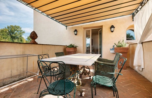 Puegnago del Garda Apartment | Apartment 'Superior Diamante' with Shared Pool, Wi-Fi and Air Conditioning