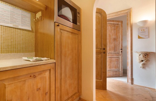 Puegnago del Garda Apartment | Apartment 'Superior Rubino' with Shared Pool, Wi-Fi and Air Conditioning