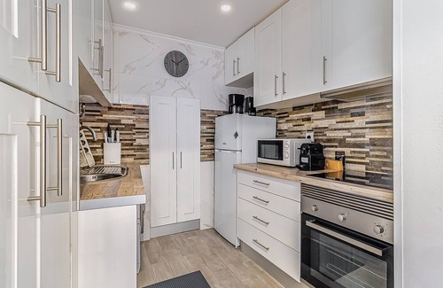Setubal Apartment | Apartment 'Sweet, Quiet In A Corner' with Wi-Fi