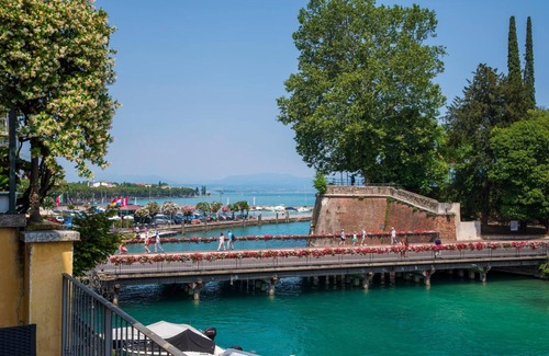 Peschiera del Garda City Centre Apartment | Apartment 'Time To Relax - Terrace on the River' with Lake View, Wi-Fi and Air Conditioning