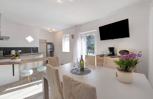 Tremosine Apartment | Apartment 'Tatiana Flower' with Mountain View, Shared Pool and Wi-Fi