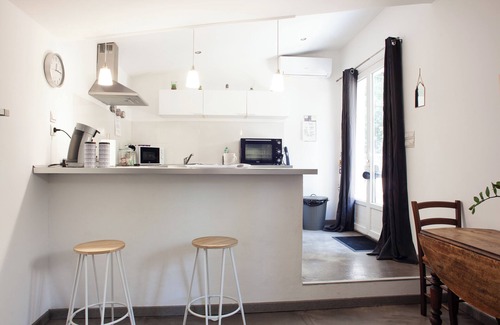 Saint-Menet Apartment | Apartment 'T2 Dans Les Pins' with Private Terrace, Wi-Fi and Air Conditioning