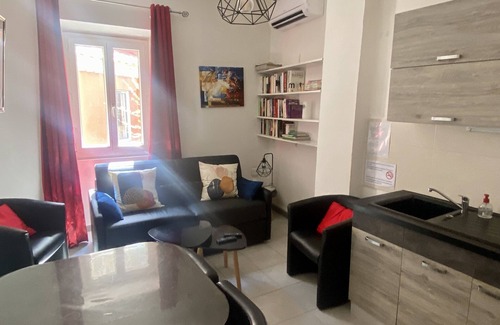 Salon-de-Provence Apartment | Apartment T2 Centre historique WIFI CLIMATISATION - L'Annexe d'Alèzen