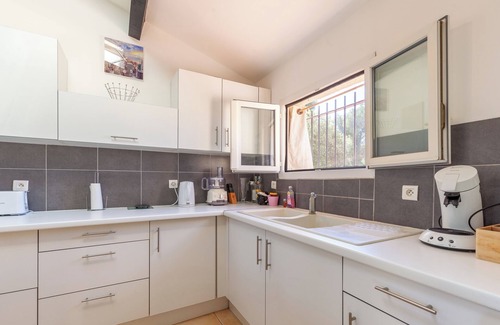 Les Baumettes Apartment | Apartment 'T2 Porte Des Calanques' with Mountain View, Shared Pool and Wi-Fi