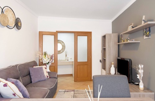 Gafanha da Nazare Apartment | Apartment 'T2 Perto Da Praia' with Shared Terrace and Wi-Fi